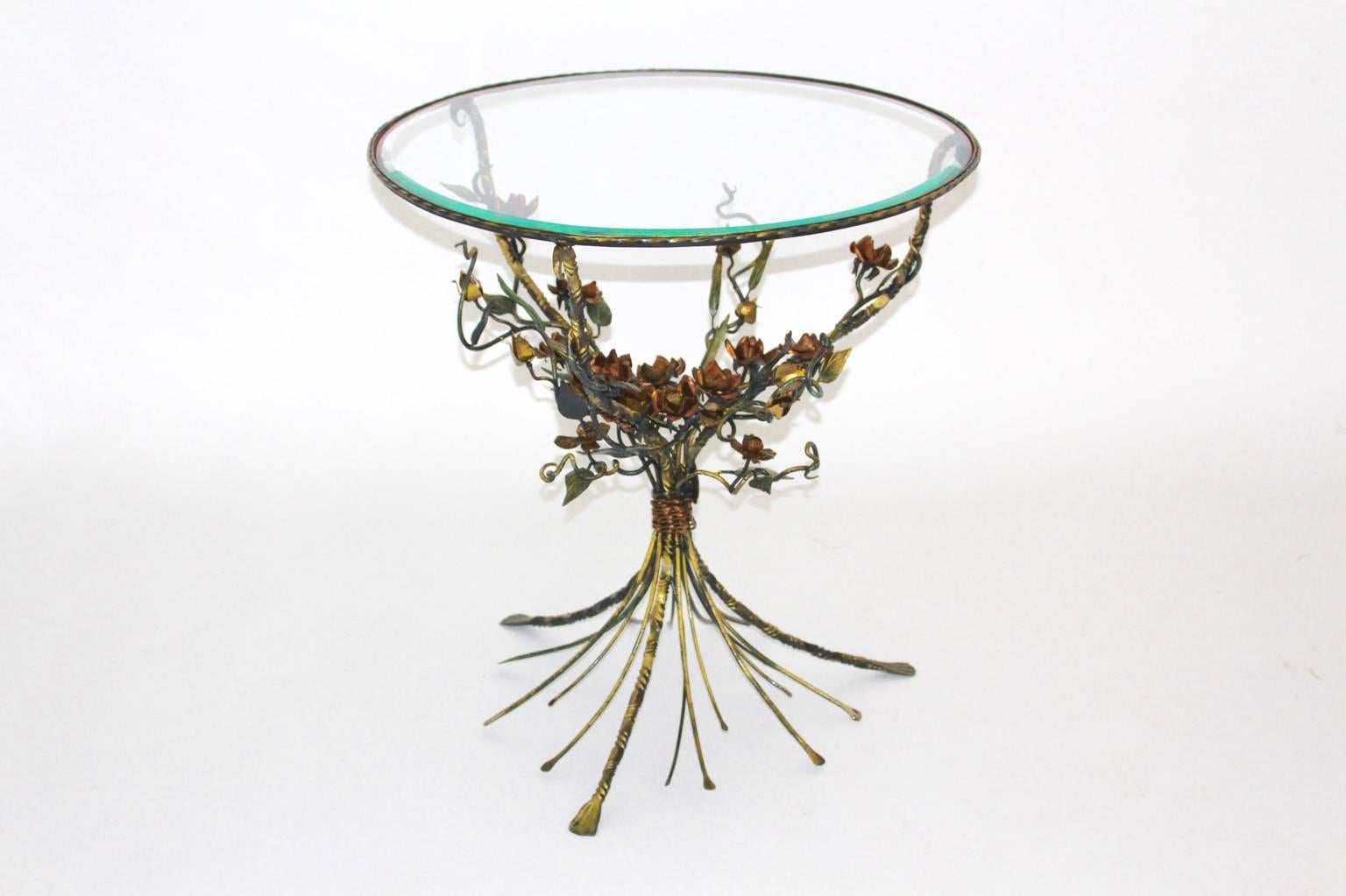 Hollywood Regency-Stil Vintage Metall-Blumen-Couchtisch/Beistelltisch 1950er Jahre (Moderne der Mitte des Jahrhunderts) im Angebot