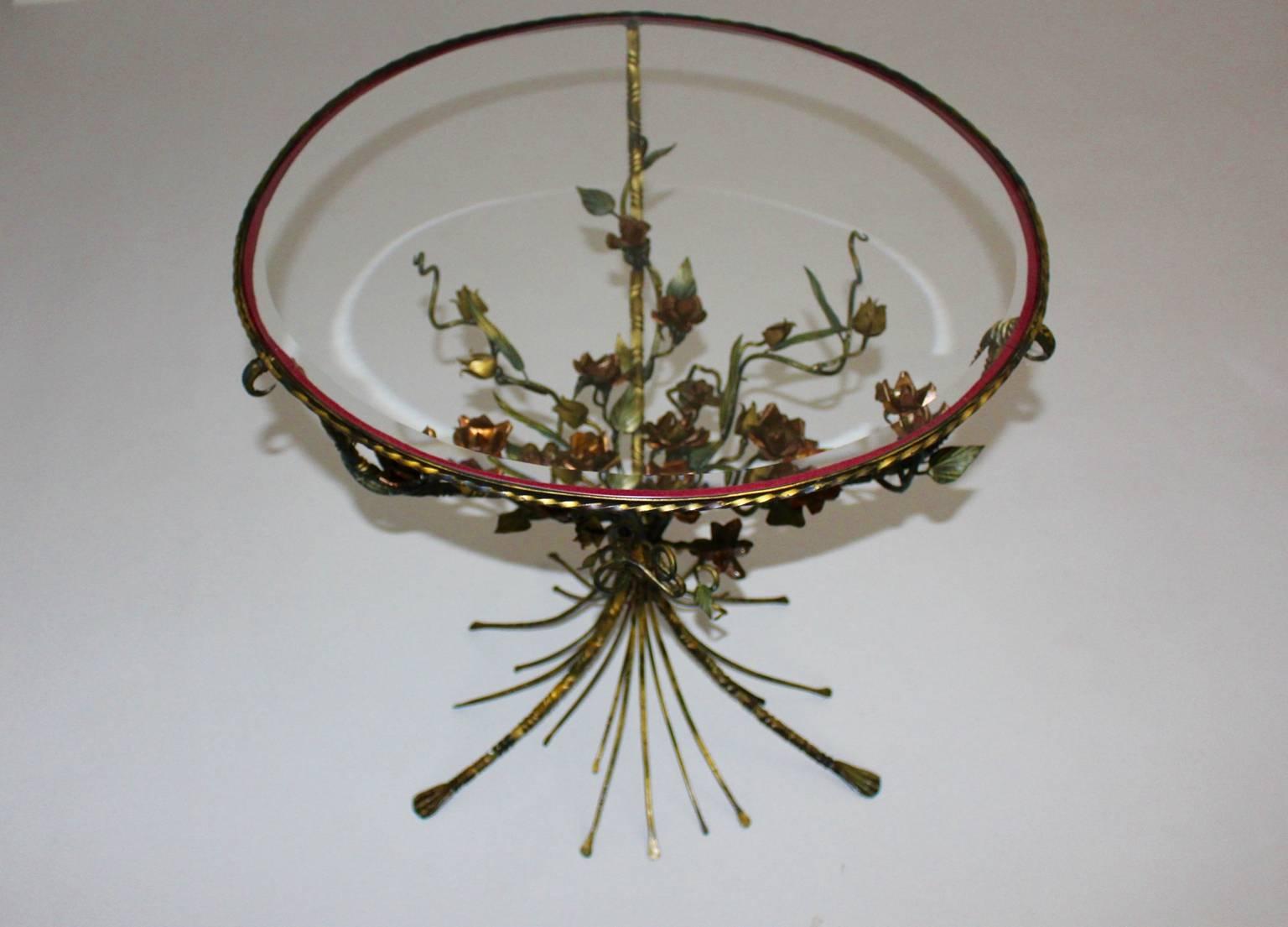 Hollywood Regency Stil Vintage Metall Blume Couchtisch Beistelltisch 1950er Jahre (Facettiert) im Angebot