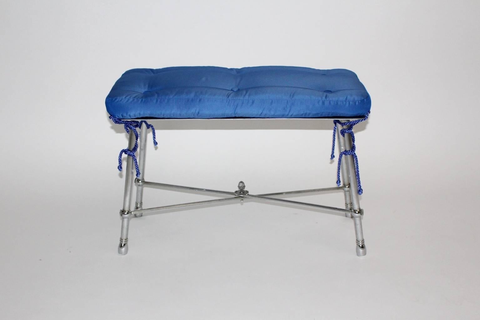 Banc vintage en métal, datant du milieu du siècle dernier, attribué à la Maison Jansen. Il est nickelé et poli. Coussin libre renouvelé, recouvert de tissu textile bleu et de cordons bleus.
Très bon état
Toutes les mesures sont approximatives.