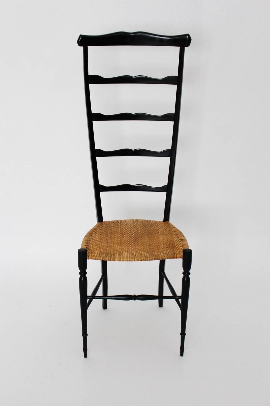 Mid Century Modern Side Chair von Chiavari Italien 1940er Jahre aus Buche und Raffia.
Dieser leichte Stuhl ist nach dem Ort in Italien benannt, an dem er hergestellt wurde. Der Entwurf ähnelt dem Superleggera Chair von Gio Ponti.
Der elegante