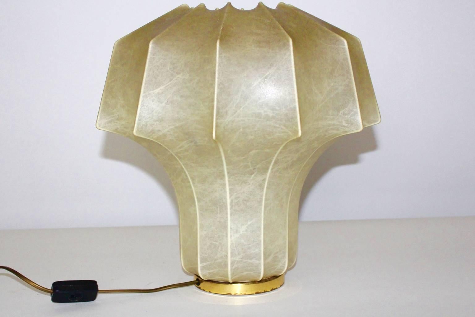 Mid century modern organic biomorph vintage table lamp in the style of Achille & Pier Giacomo Castiglioni, 1960s.
The vintage table lamp by Linus Bopp, Limbach 1960s, Germany is labeled underneath.
Furthermore the metal frame is covered with