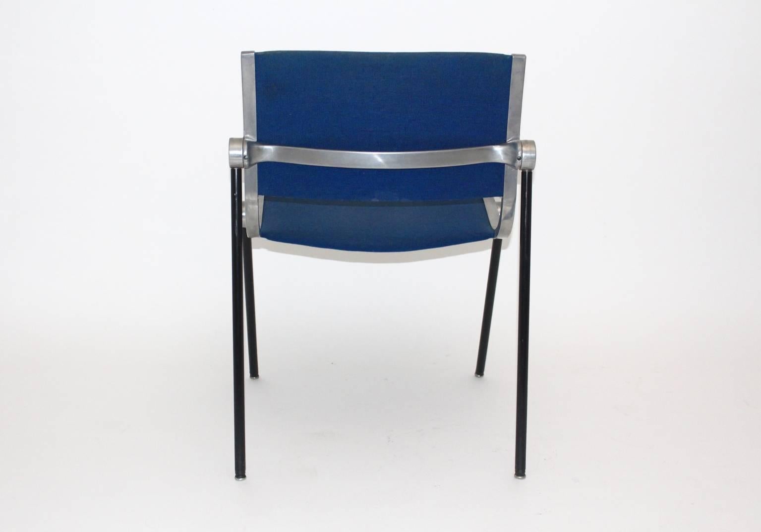 Mid-Century Modern Blauer Aluminium Vintage-Beistellstuhl Vaghi um 1960 Italien im Zustand „Gut“ im Angebot in Vienna, AT