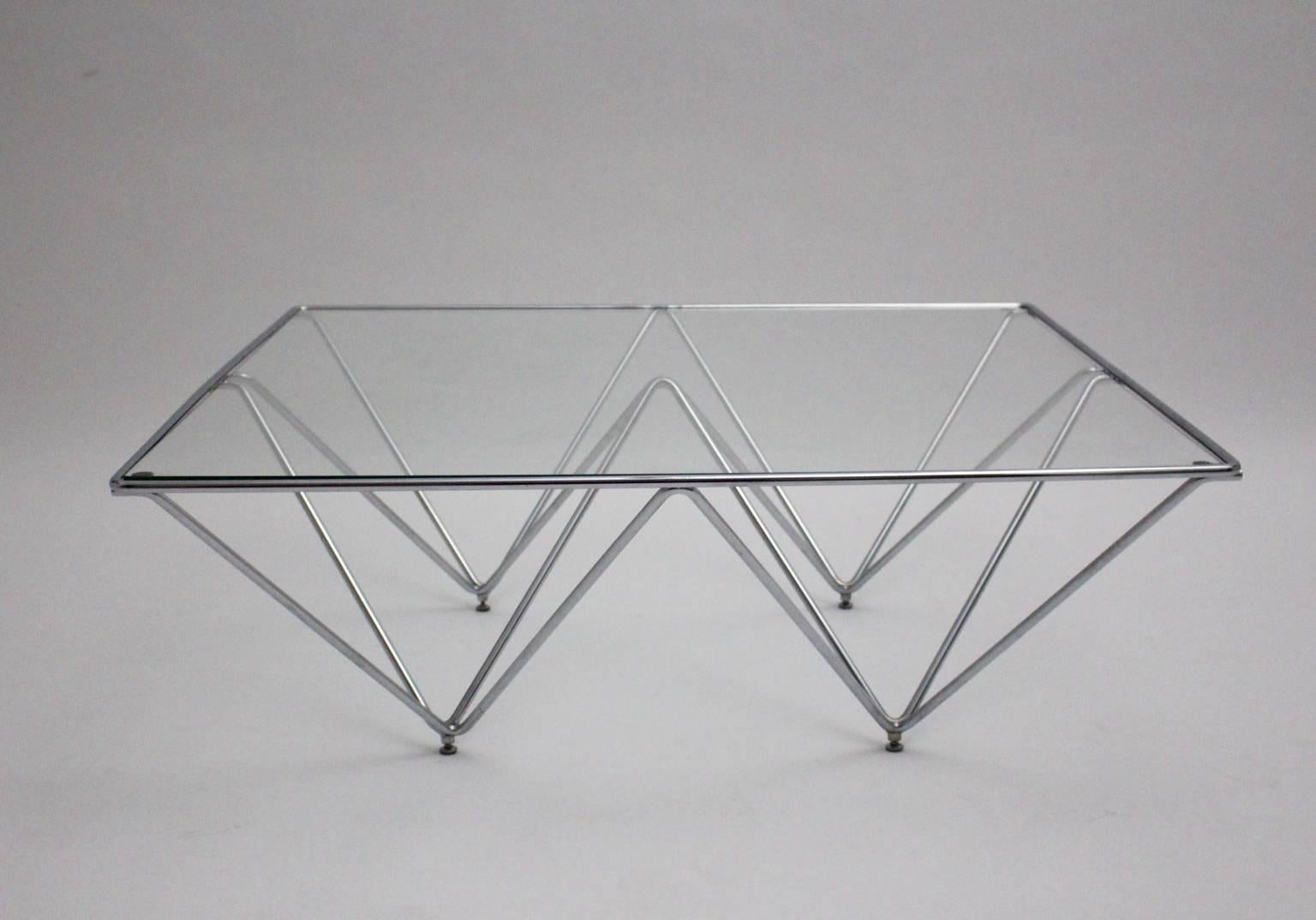 Table basse ou table de canapé moderne et vintage style Paolo Piva en tube d'acier chromé et verre transparent. 
La table de canapé est très similaire à celle de Paolo Piva et présente un cadre carré en tube d'acier chromé avec une plaque de verre