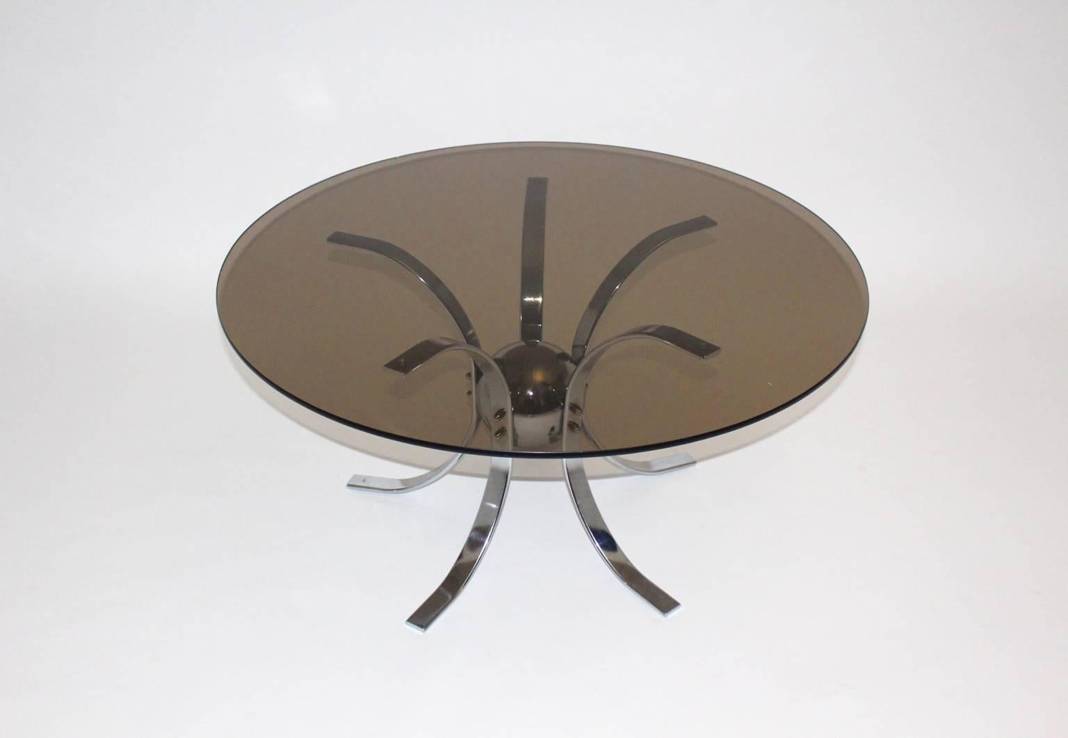 Ère spatiale Table basse Sputnik vintage en métal chromé de l'ère spatiale et en verre, 1960 en vente