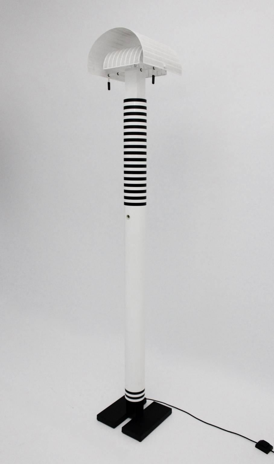  Geometrische Vintage-Stehlampe Shogun aus schwarz-weißem Metall  Mario Botta Italien 1980er Jahre (Postmoderne) im Angebot