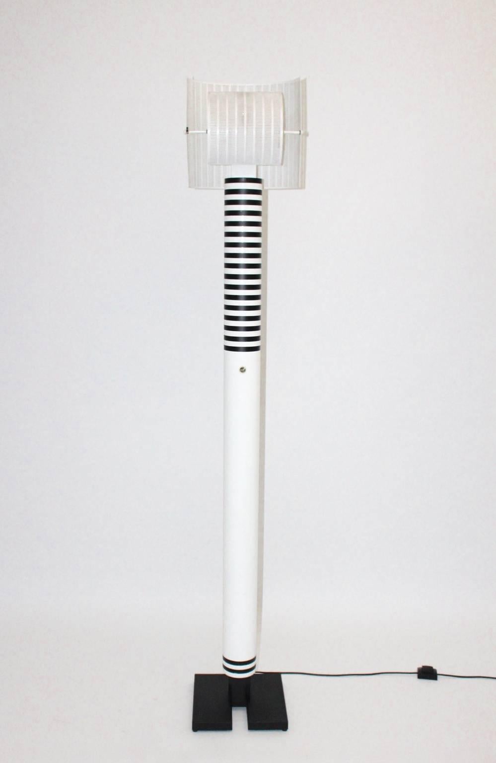  Geometrische Vintage-Stehlampe Shogun aus schwarz-weißem Metall  Mario Botta Italien 1980er Jahre im Zustand „Gut“ im Angebot in Vienna, AT
