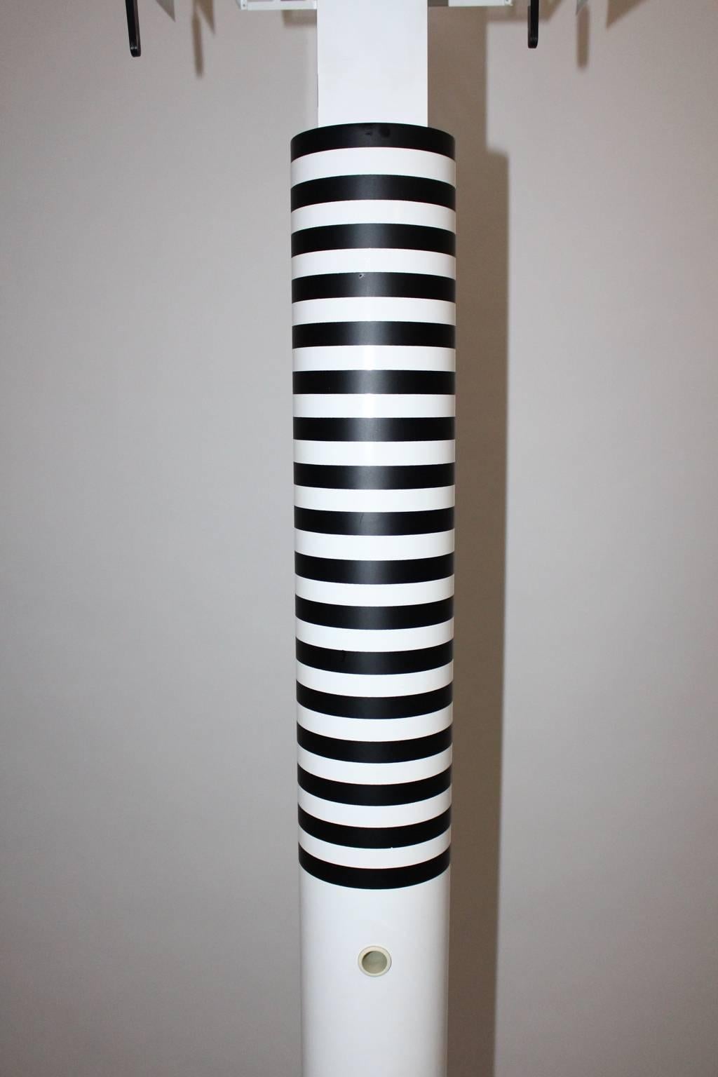  Geometrische Vintage-Stehlampe Shogun aus schwarz-weißem Metall  Mario Botta Italien 1980er Jahre (Ende des 20. Jahrhunderts) im Angebot