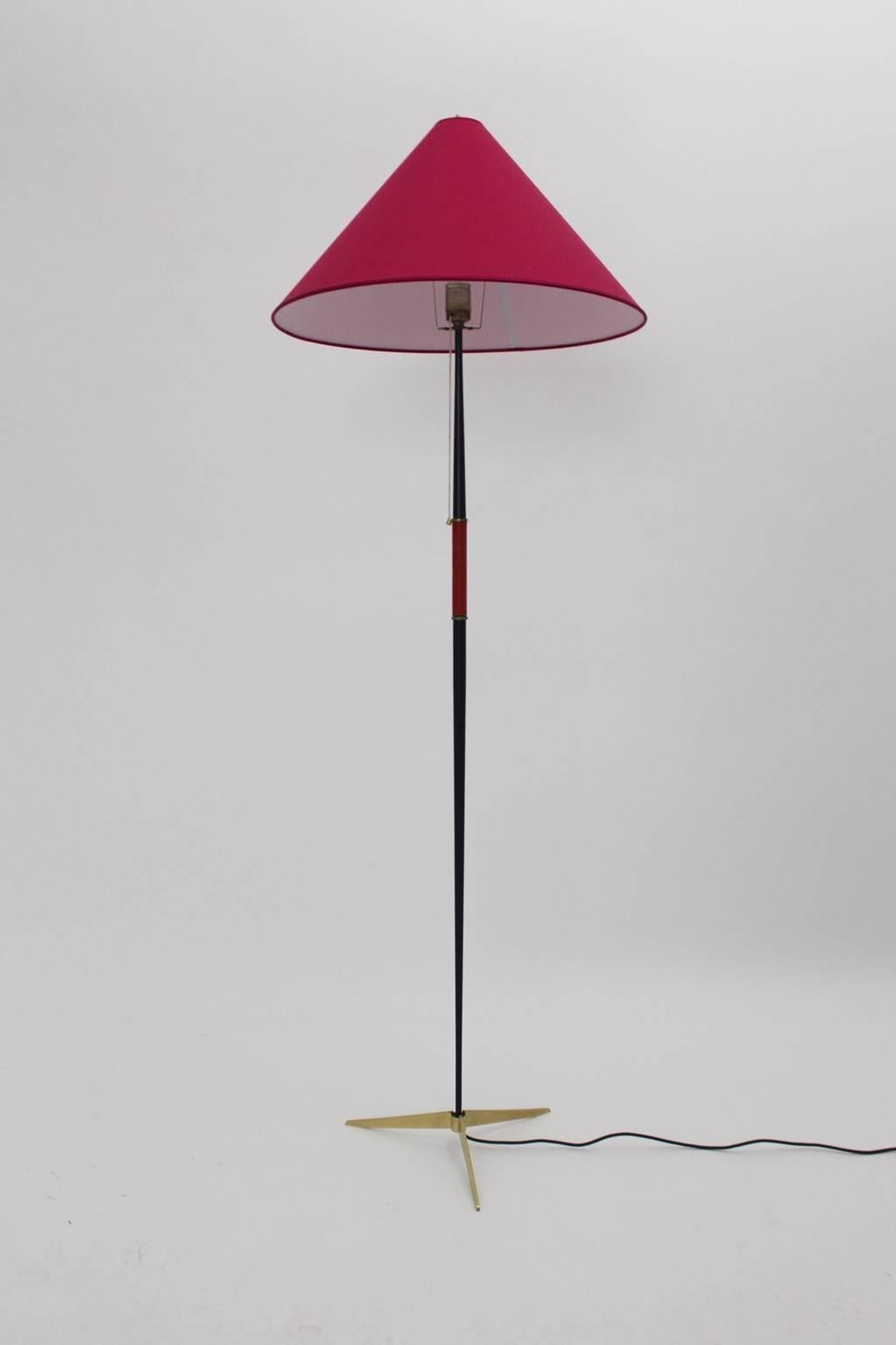 Autrichien Lampadaire vintage en laiton noir de style mi-siècle moderne J. T. Kalmar, Vienne, vers 1960 en vente