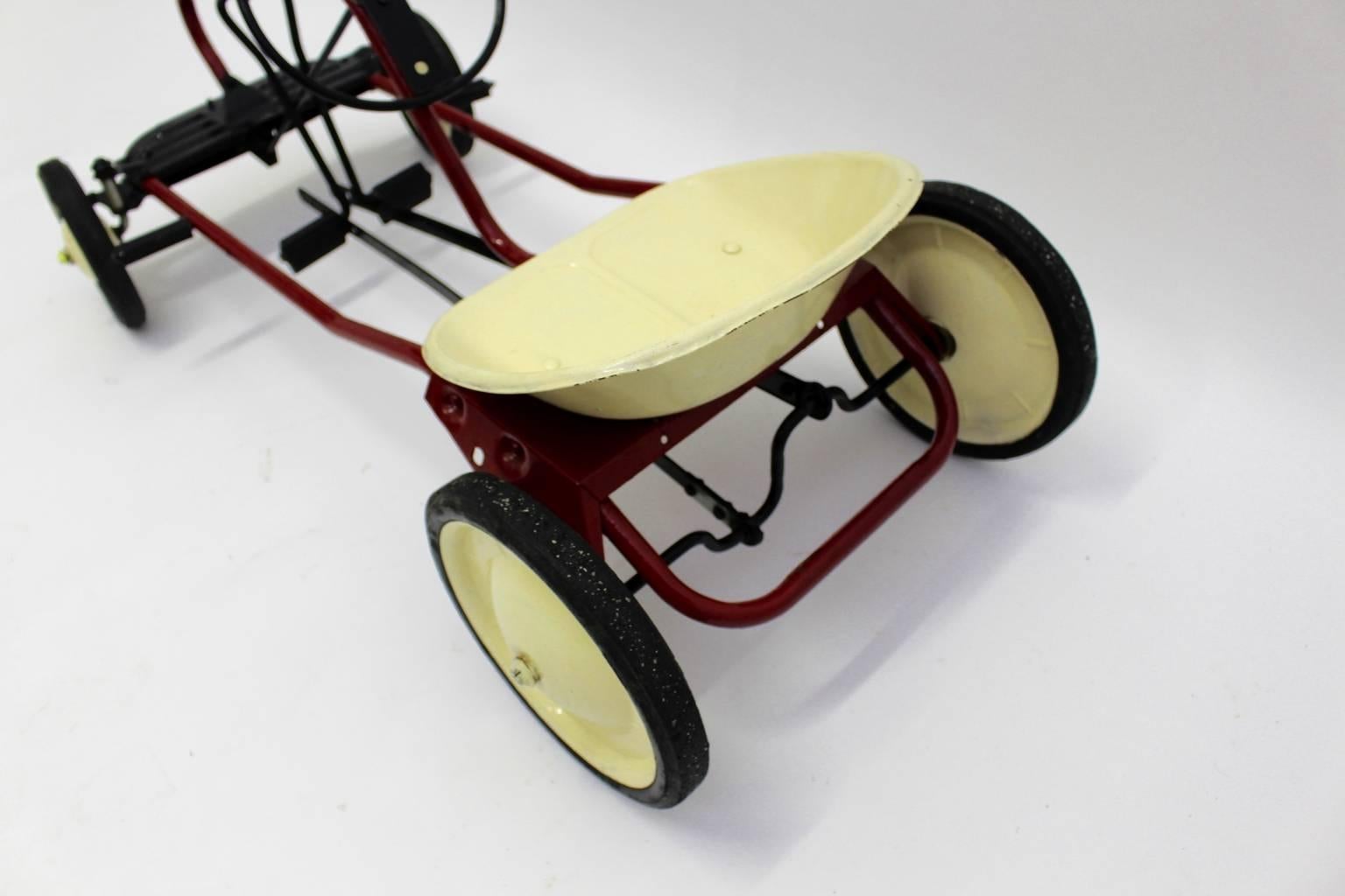 Coche de pedales de juguete vintage rojo de mediados del siglo XX para niños Años 50 Acero en venta