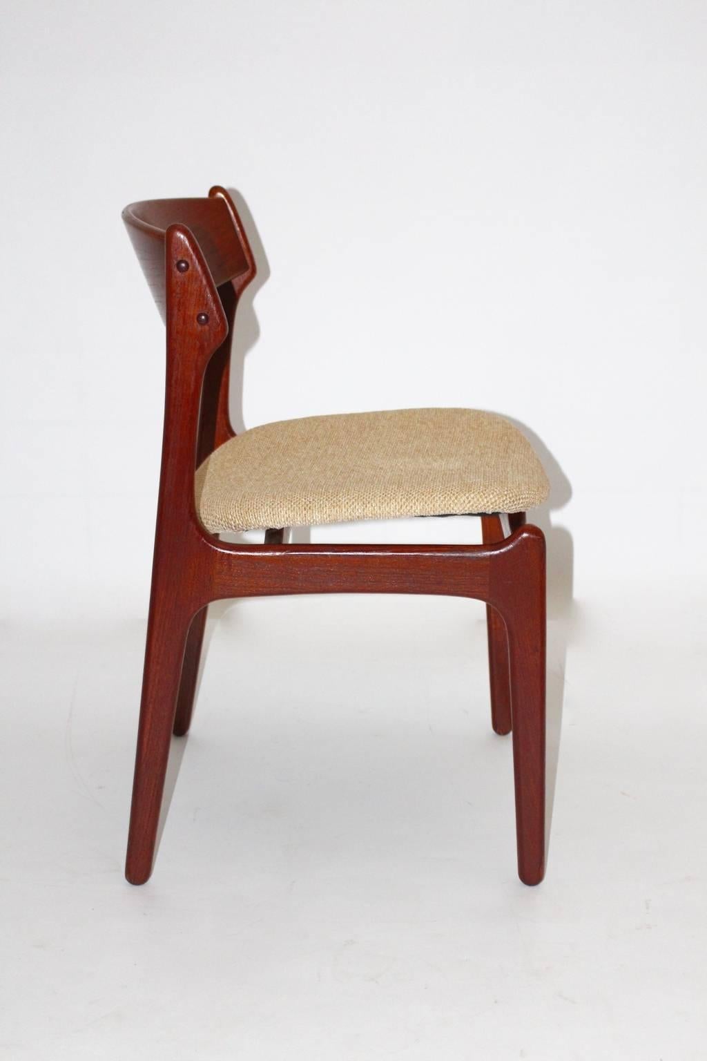 Skandinavisch-moderner Satz von sechs Vintage-Esszimmerstühlen, entworfen von Erik Buck, 1967, Dänemark und hergestellt von O. D. Mobler.
Während das Sitzgestell aus massivem Teakholz gefertigt ist, wurde die Sitzschale aus Sperrholz hergestellt und