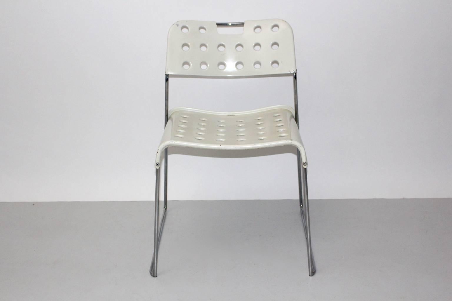 Chaise ou chaise d'appoint blanche vintage de l'ère spatiale, modèle Omstak, conçue par Rodney Kinsman en 1971 et produite par Bieffeplast, Caselle di Selvazzano.
Cette chaise extraordinaire présente une assise et un dossier perforés en métal