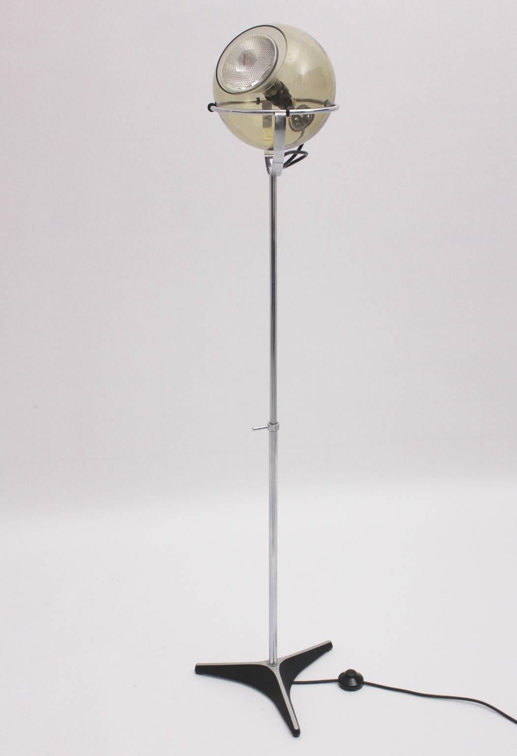 Lampadaire vintage Space Age conçu par Frank Lightelijn pour l'Atelier Raak, 1961, Amsterdam, Pays-Bas.
Le lampadaire présente un  trépied pied en aluminium laqué noir et tube en acier chromé, qui comporte un globe en verre pivotant avec une douille