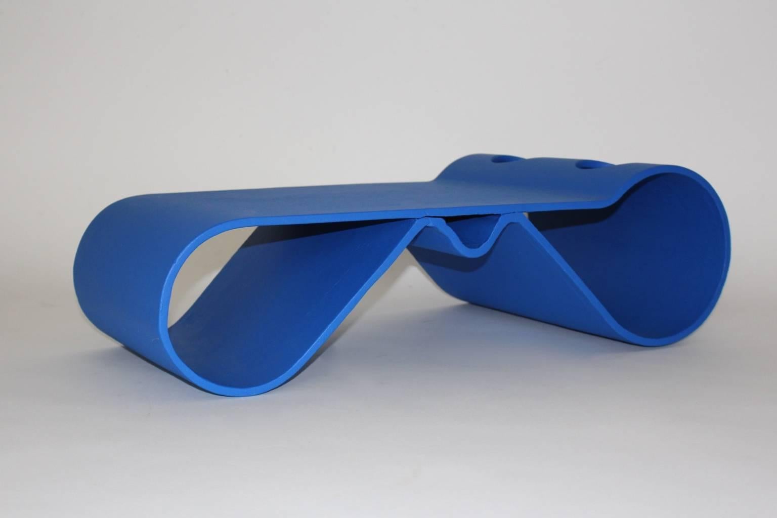Blue modern vintage Loop coffee table by Willy Guhl (1915-2004).
This coffee table is very suitable for indoor and outdoor as a futuristic beautiful coffee table or sofa table.
The futuristic coffee table is made of bold blue lacquered cement.
Very