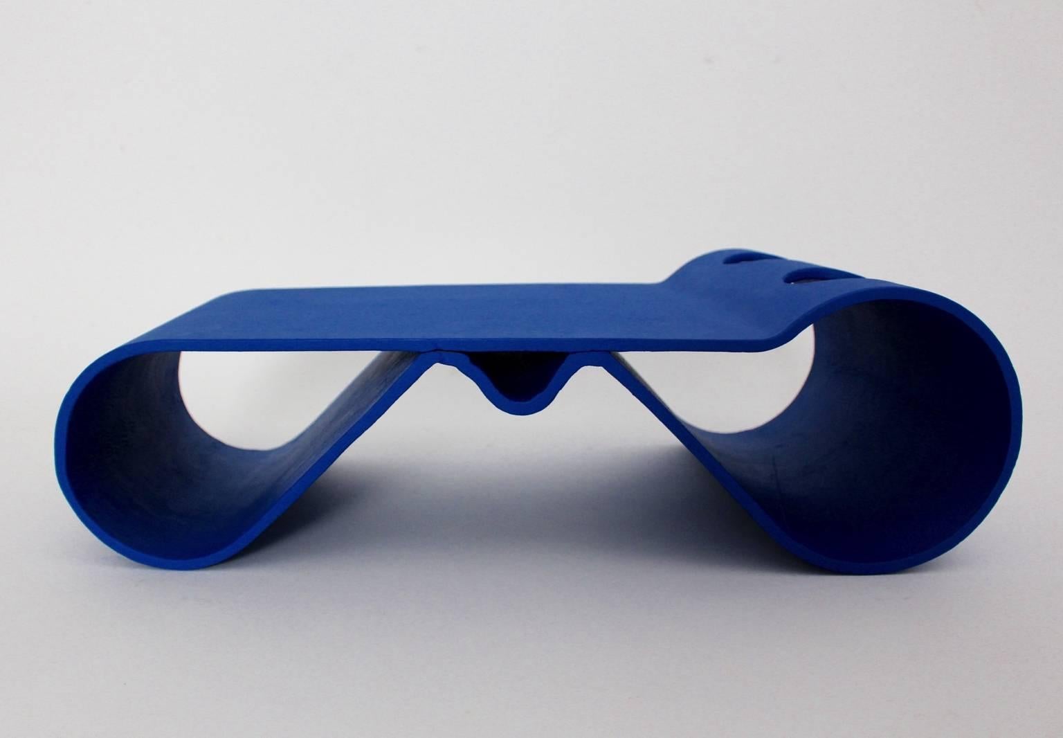 Moderne Table basse Loop moderne en ciment bleu Willy Guhl, 1995, Suisse en vente