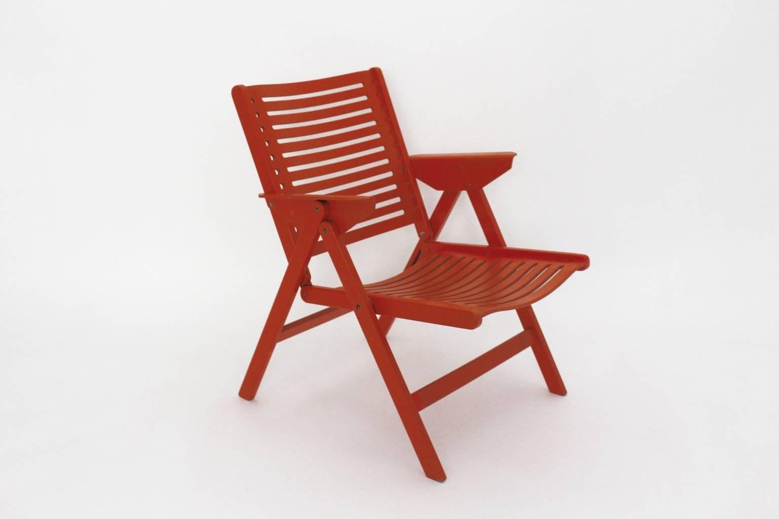 Fauteuil pliable vintage de style moderne du milieu du siècle dernier en contreplaqué laqué orange et en bois de hêtre. Le fauteuil est en très bon état d'origine  exécuté dans les années 1950.
Toutes les mesures sont approximatives.
