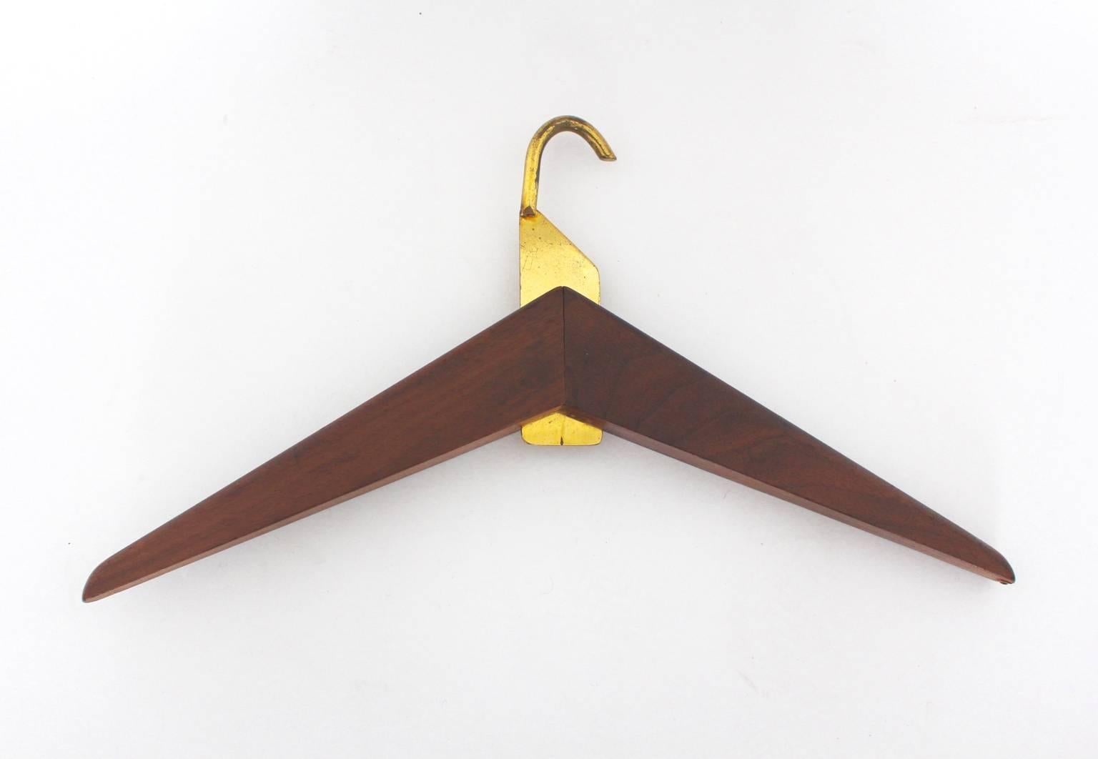 Mid Century Modern vintage cloth hanger from walnut and brass Italy, 1960s.
A stunning cloth hanger from walnut with brass elements wich is as elegant as functional.
This cloth hanger works perfectly in your anteroom or luxury cloth room.
Very good