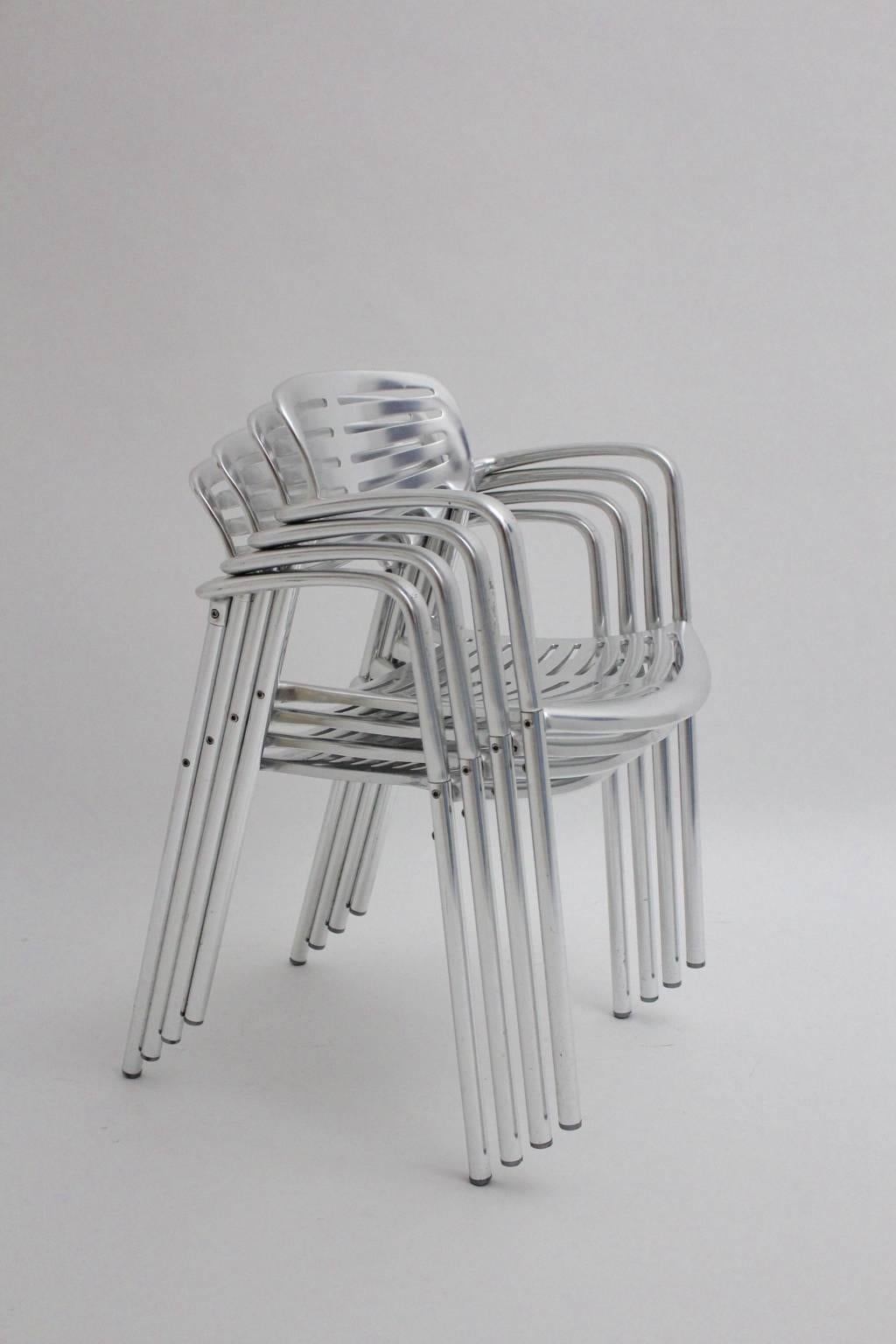 Moderne moderne Aluminium-Stapelstühle Gartenstühle Esszimmerstühle Jorge Pensi 1980er Jahre (Gegossen) im Angebot