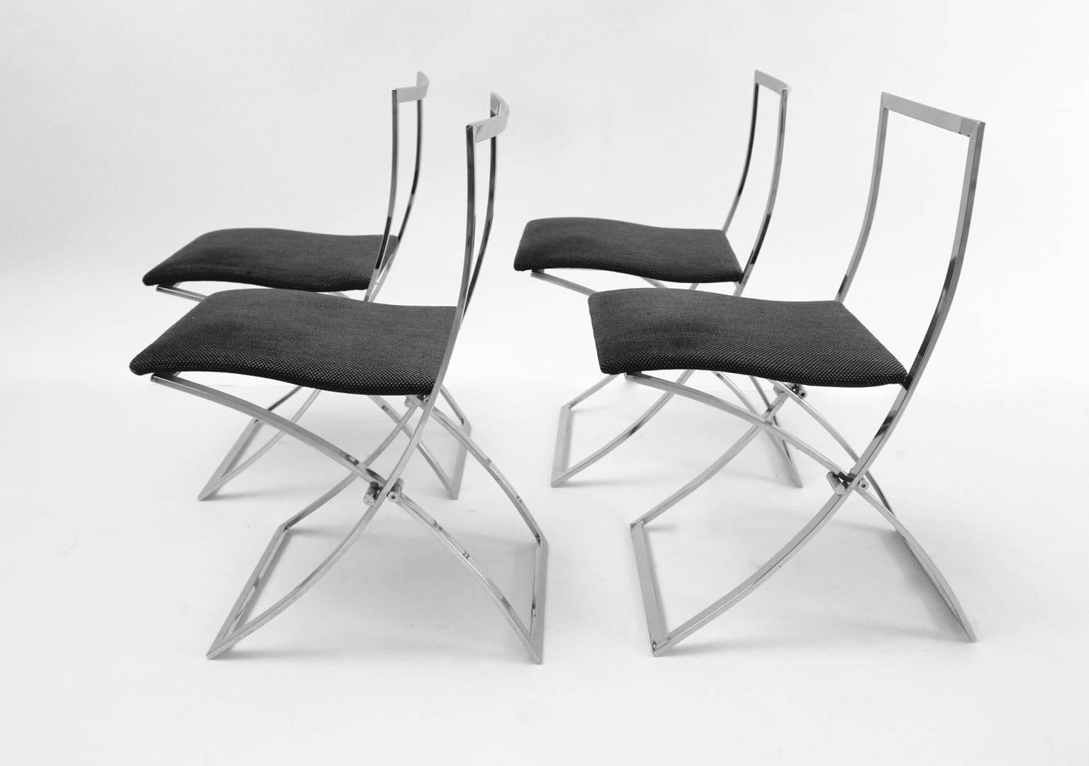 Mid century modern vintage set of 4 chairs designed by Marcello Cuneo 1970s Italy and produced by Mobel.
Das Gestell der klappbaren Stühle ist verchromt und die Polsterung ist mit einem hochwertigen dunkelgrauen Textilgewebe bezogen.
Der alte