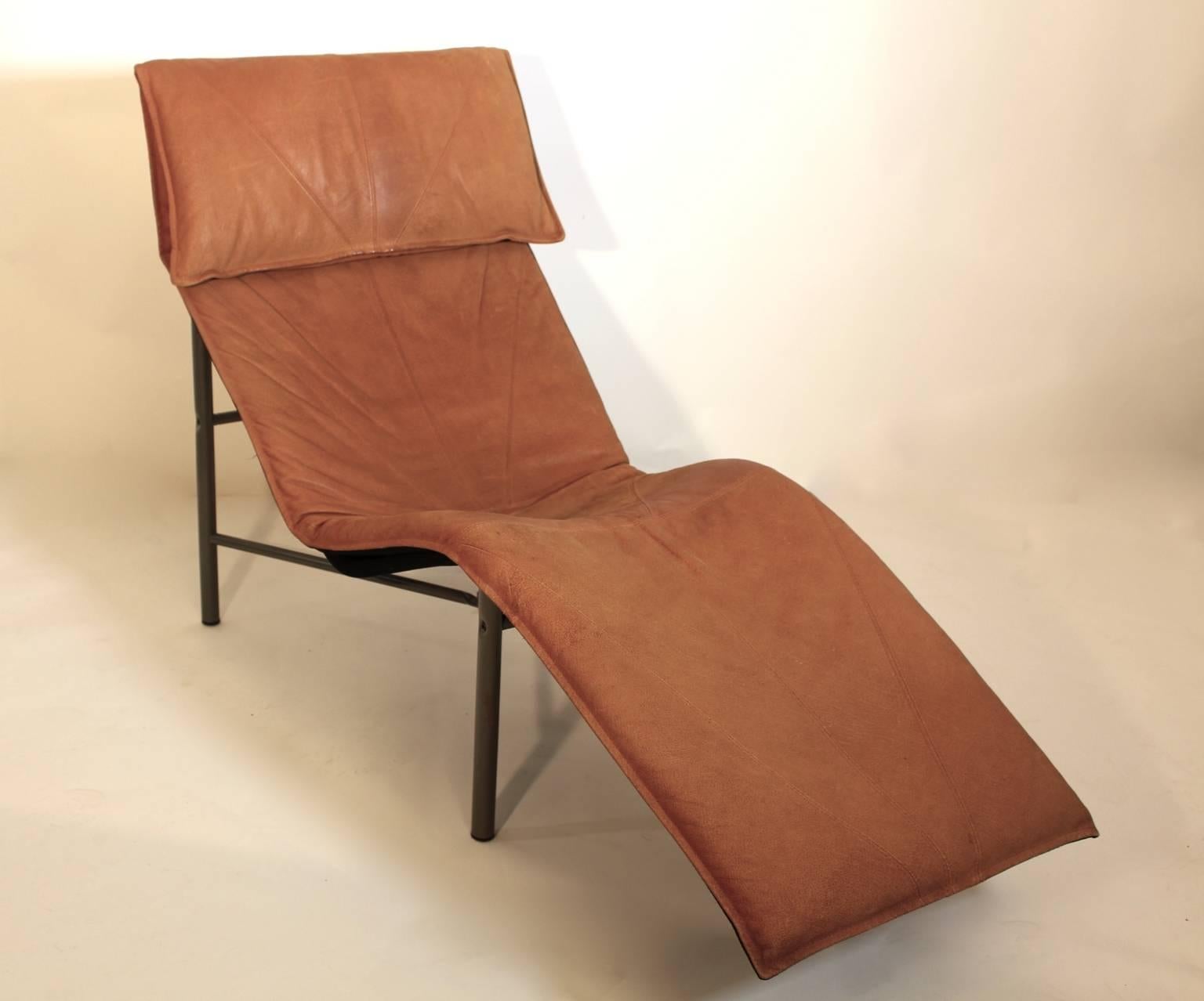 The very comfortable chaise longue designed by Tord Bjorklund has a brown leather upholstery with wonderful leather patina.

The base is made of tube steel.
The condition is very good.
 