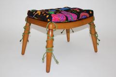 Buche Vintage Hocker Fußhocker mit Josef Frank Kissen von Anna Lülja Praun