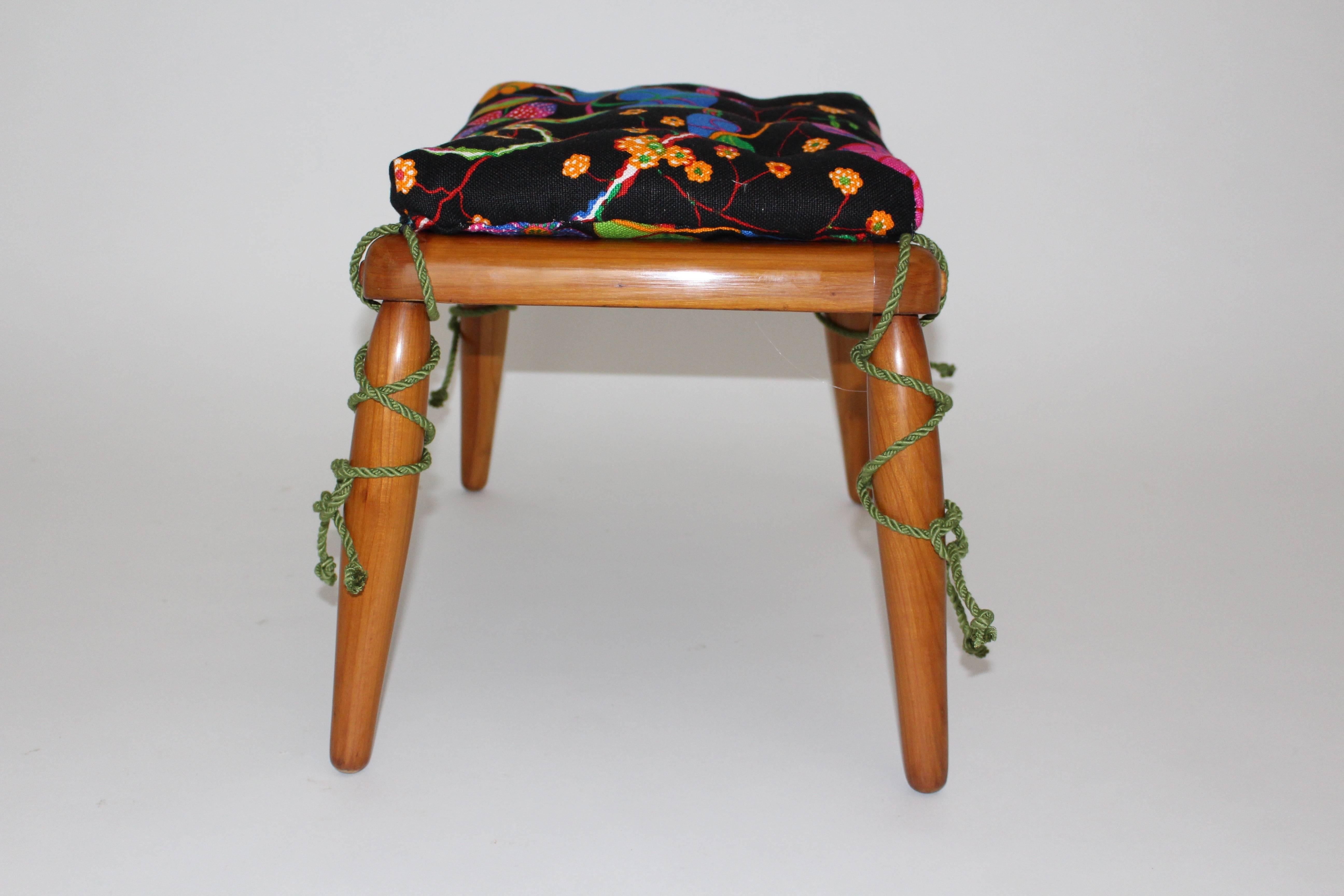 Vintage-Hocker aus Buchenholz mit mehrfarbigem Josef Frank-Kissen von Anna Llja Praun (Moderne der Mitte des Jahrhunderts) im Angebot