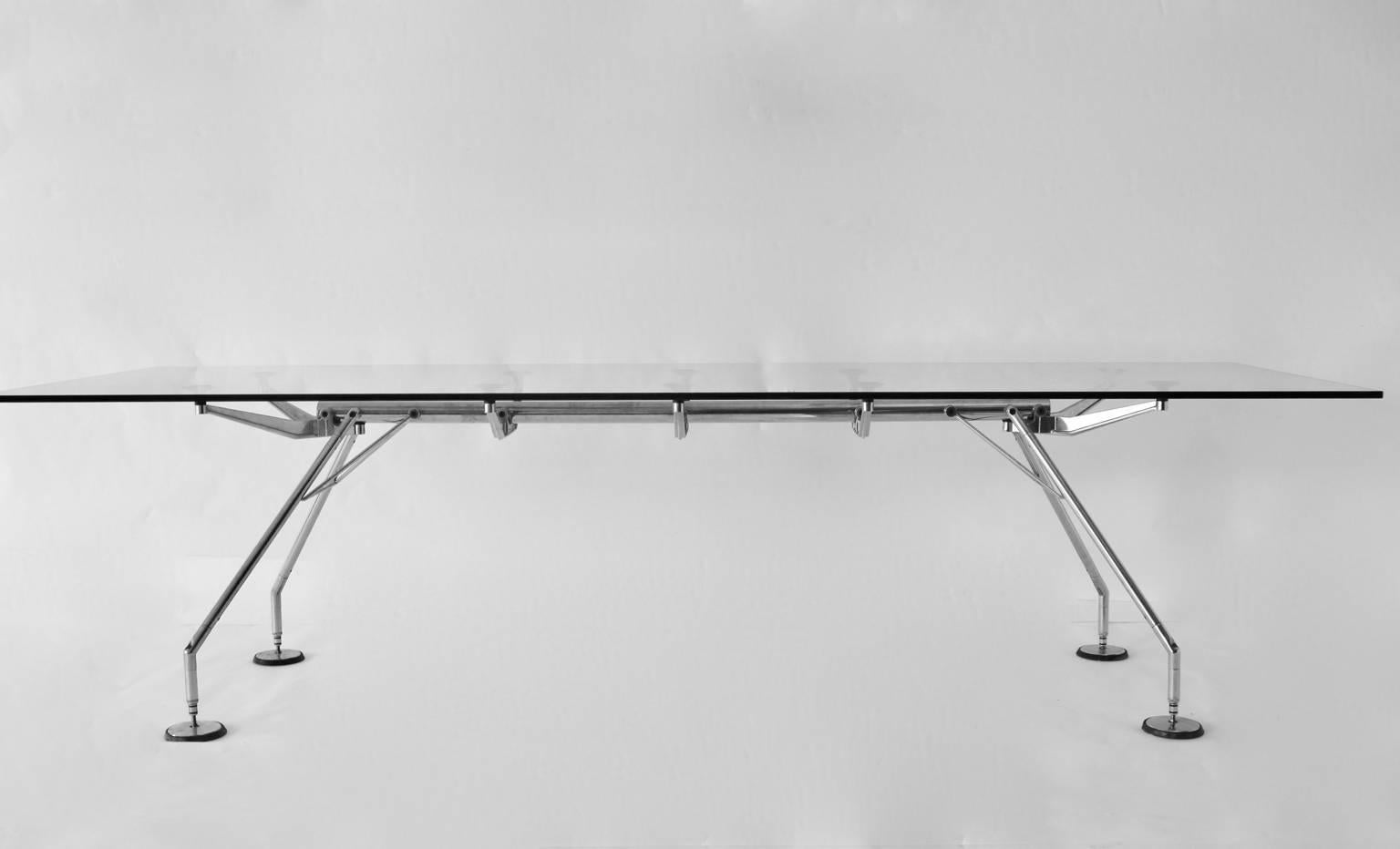 Table de conférence moderniste en verre et chrome pour salle à manger avec une taille fantastique de 110,24 dans le modèle Nomos, conçu par Sir Norman Foster, Royaume-Uni, 1986 et fabriqué par Tecno, 1986, Italie.
On se sent comme dans le futur