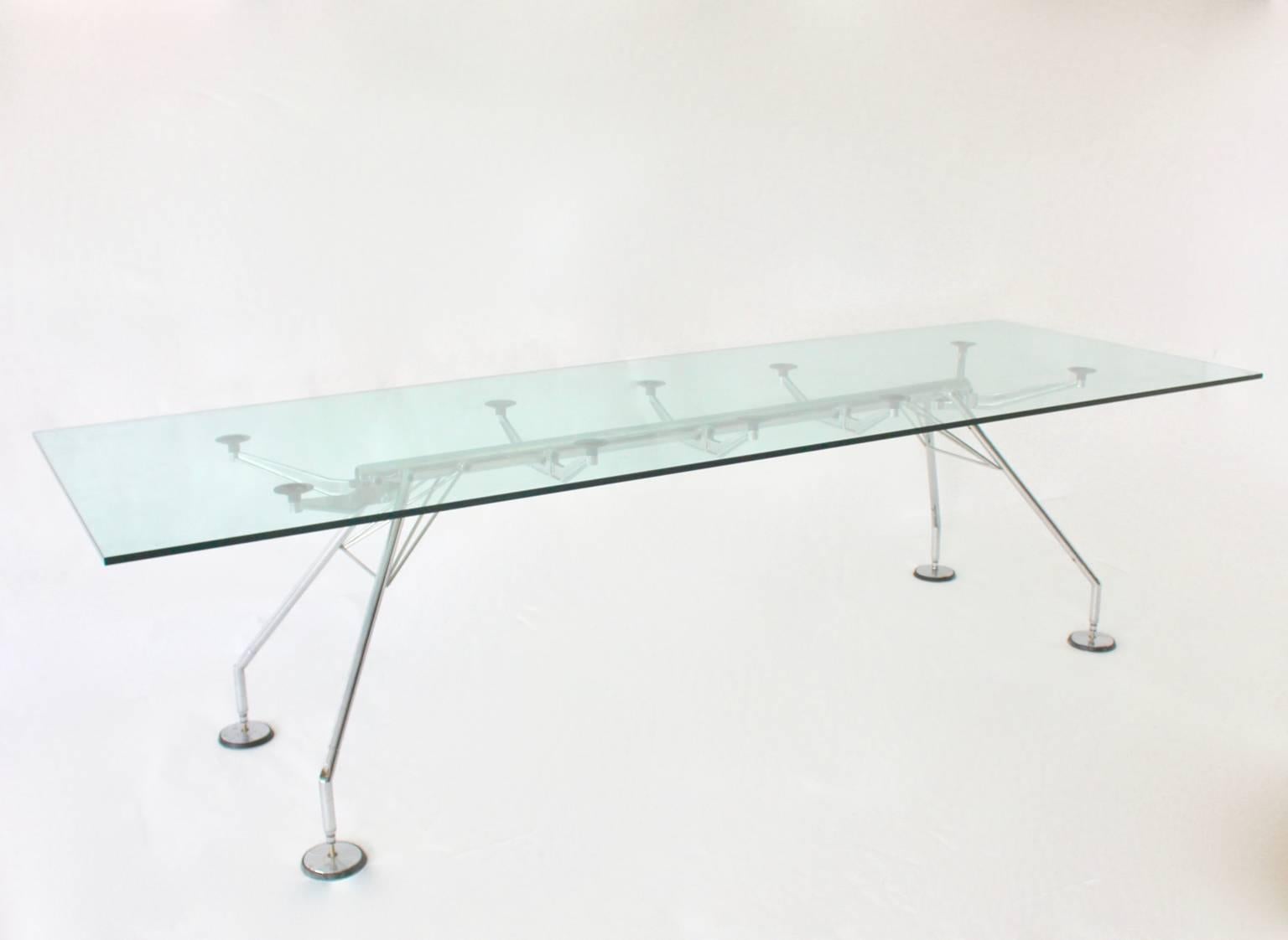 Moderne Table de salle à manger moderniste vintage en chrome et verre Nomos de Sir Norman Foster 1986  en vente
