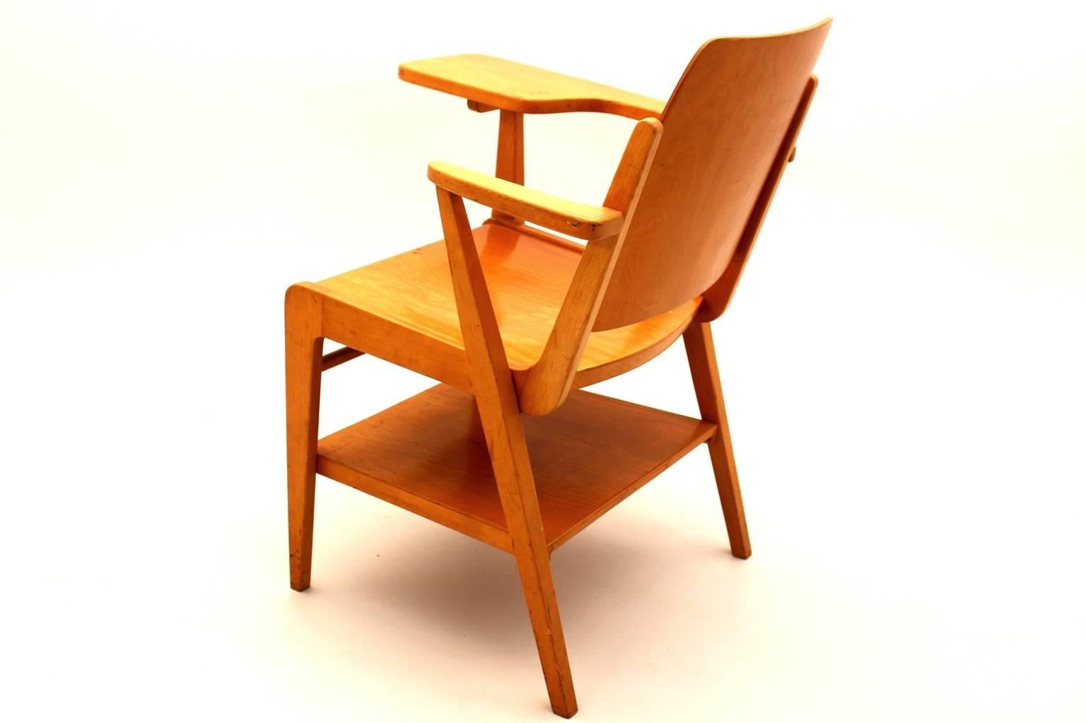 Mid Century Modern brauner Vintage Stuhl mit integriertem Schreibtisch aus Buche von Franz Schuster für Wiesner - Hager 1959.
Während das Gestell des Stuhls aus massivem Buchenholz bestand, wurden Sitz und Rückenlehne aus Sperrholz gefertigt.
Das