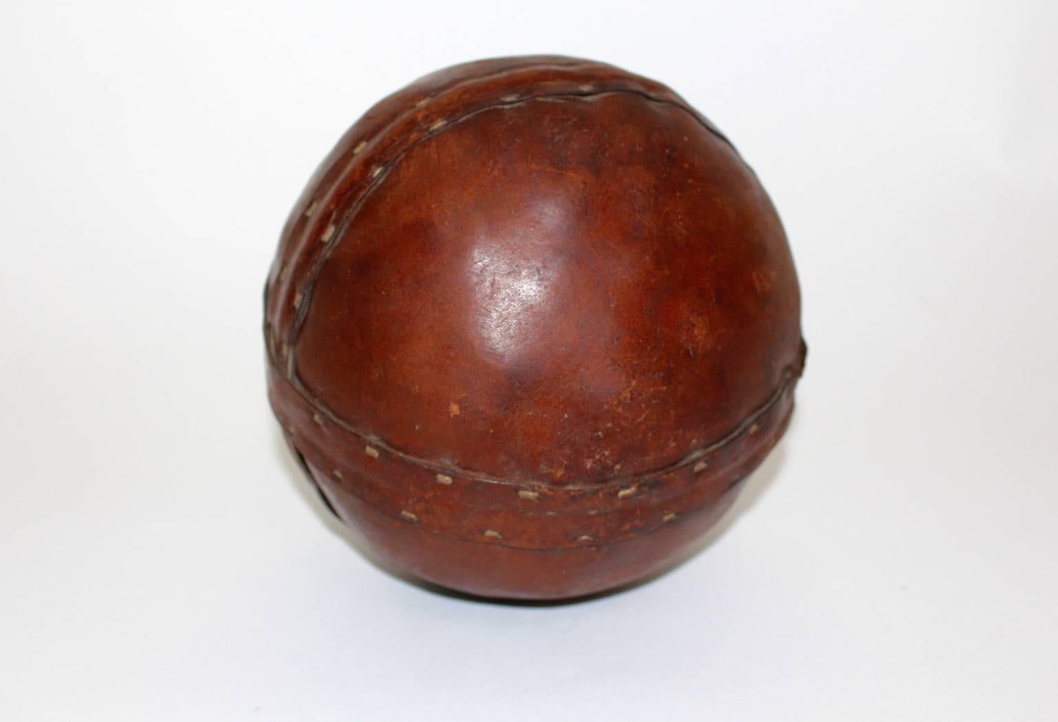 Brauner Stitched-Lederball aus der Art-déco-Ära, 1920er Jahre (Art déco) im Angebot