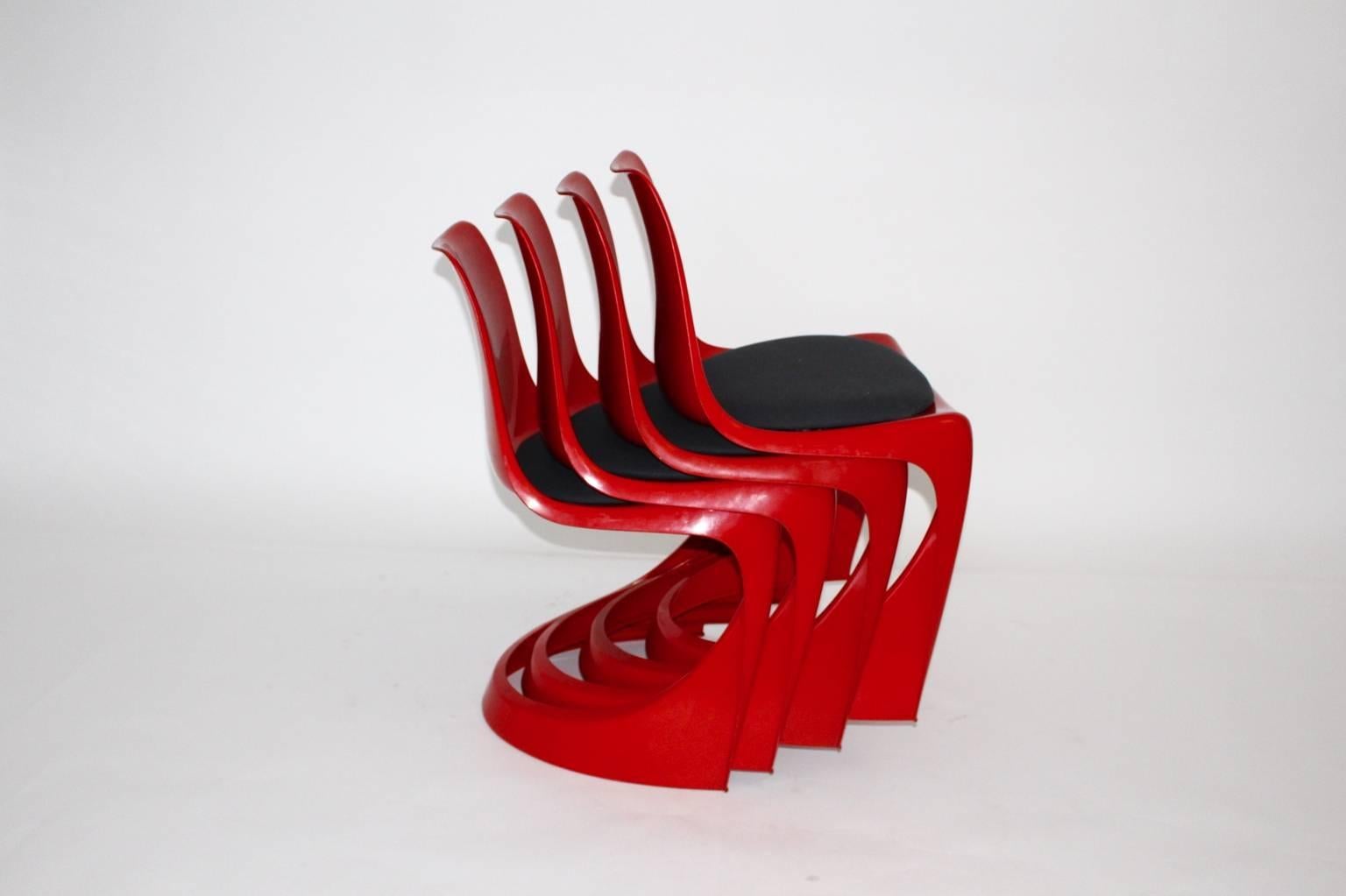 Ère spatiale Chaises de salle à manger vintage en plastique rouge A Space Steens Ostergaard Steen, 1966, Danemark en vente