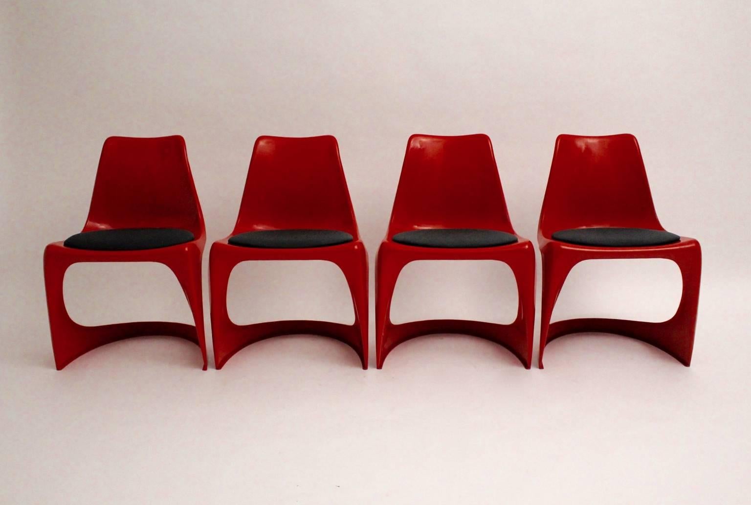 Chaises de salle à manger vintage en plastique rouge A Space Steens Ostergaard Steen, 1966, Danemark Bon état - En vente à Vienna, AT