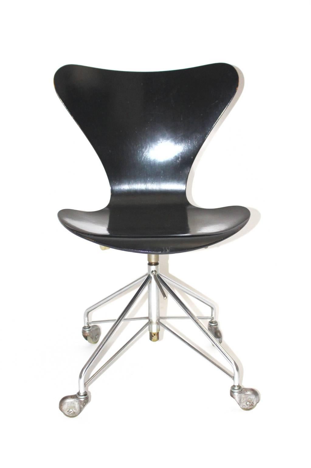 Chaise de bureau pivotante noire vintage du milieu du siècle, qui est un modèle précoce, conçu par Arne Jacobsen, 1950s, Danemark et exécuté par Fritz Hansen.
Les fauteuils pivotants sont étiquetés FH - le numéro de modèle est 0966.

La base de la