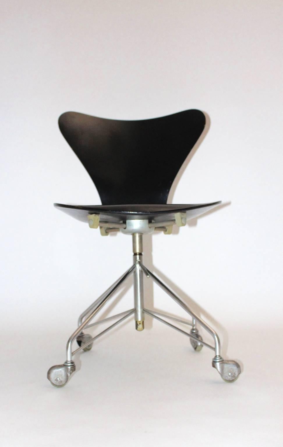 Mid-Century Modern Chaise de bureau noire vintage et moderne du milieu du siècle par Arne Jacobsen 1950s, Danemark en vente