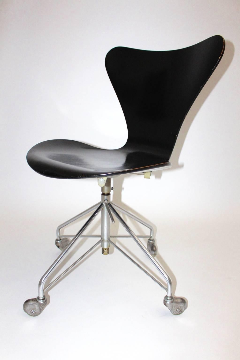 Danois Chaise de bureau noire vintage et moderne du milieu du siècle par Arne Jacobsen 1950s, Danemark en vente