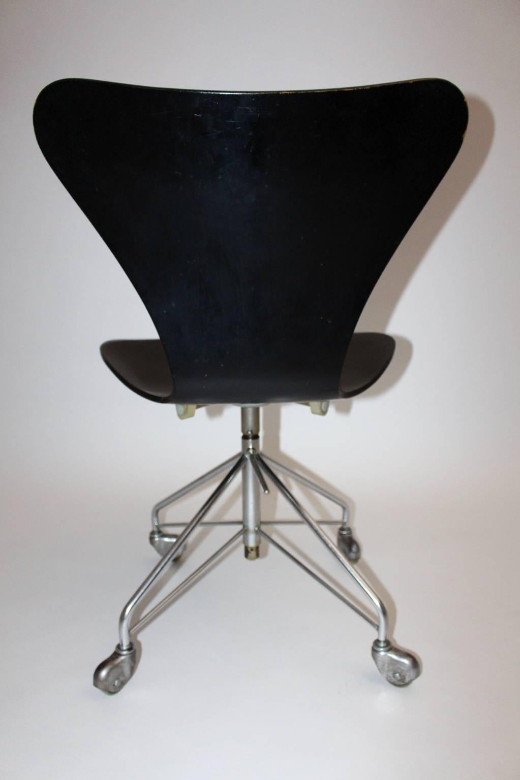 Contreplaqué Chaise de bureau noire vintage et moderne du milieu du siècle par Arne Jacobsen 1950s, Danemark en vente