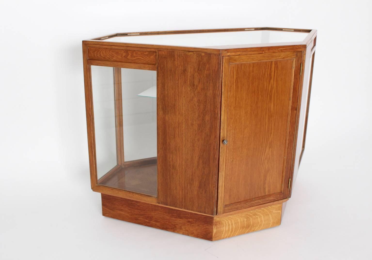 Art Deco Era Vintage Oak Glass Brass Thonet Showcase Vitrine Austria, circa 1920 For Sale 1