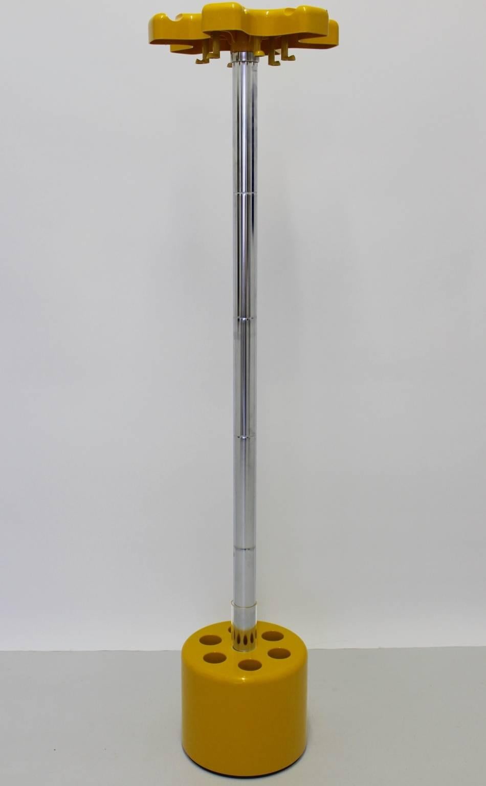 Perchero Space Age de acero cromado y plástico amarillo de Lucchi y Orlandini hacia 1970, Italia.
Los diseñadores son Roberto Lucchi y Paolo Orlandini, circa 1970, y producida por Velca, Legnano, Milán.

El vástago tiene piezas que se apilan unas