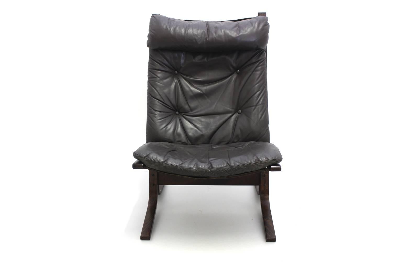 Scandinavian modern vintage lounge chair model Siesta designed by the Norwegian designer
Ingmar Relling (1920-2002) circa 1965 and produced by Westnofa Norway.

The frame of this lounge chair is made of brown bentwood and features brown leather