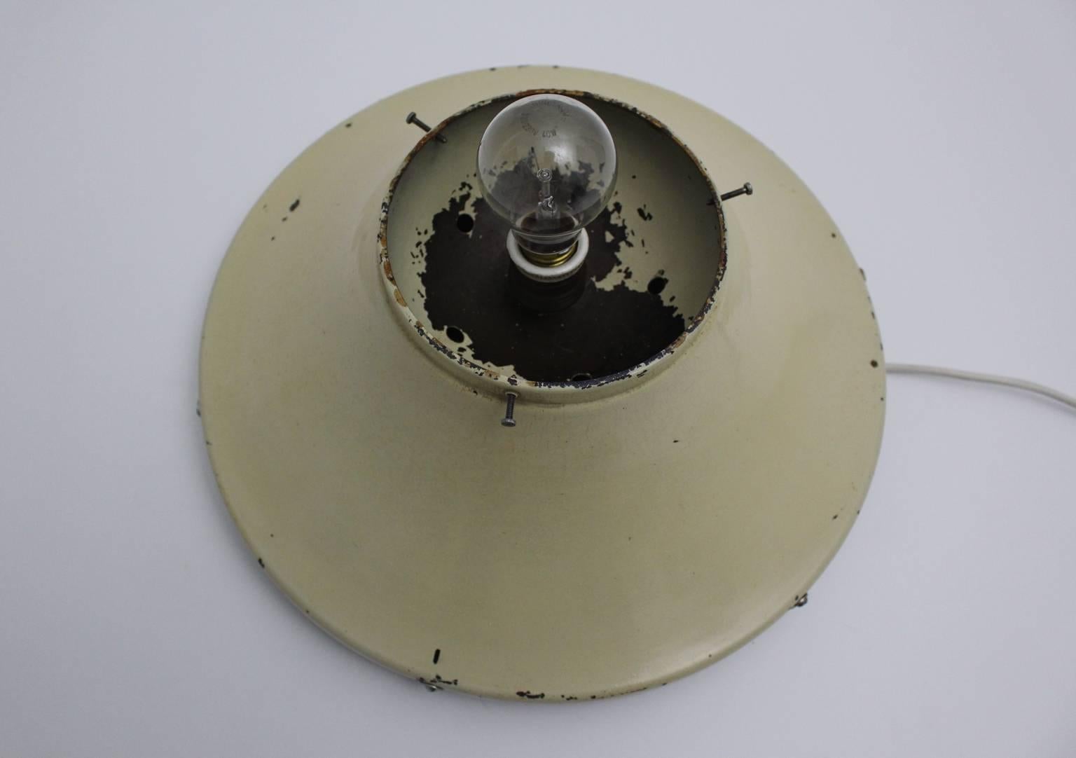 Weiße weiße Glas-Metall-Einbaubeleuchtung aus der Bauhauszeit, Deutschland, 1930er Jahre im Angebot 1