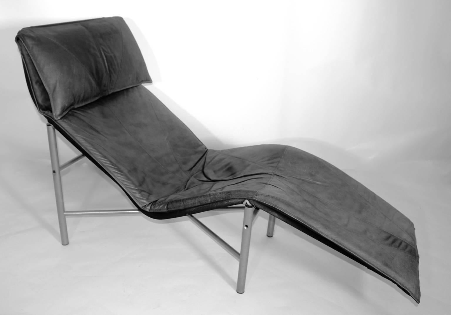 The comfortable chaise longue by Tord Bjorklund, Sweden, 1970s, has a leather upholstery with a pillow.
The original leather patina is great.

The base is made of tube steel grey lacquered and is robust.
 