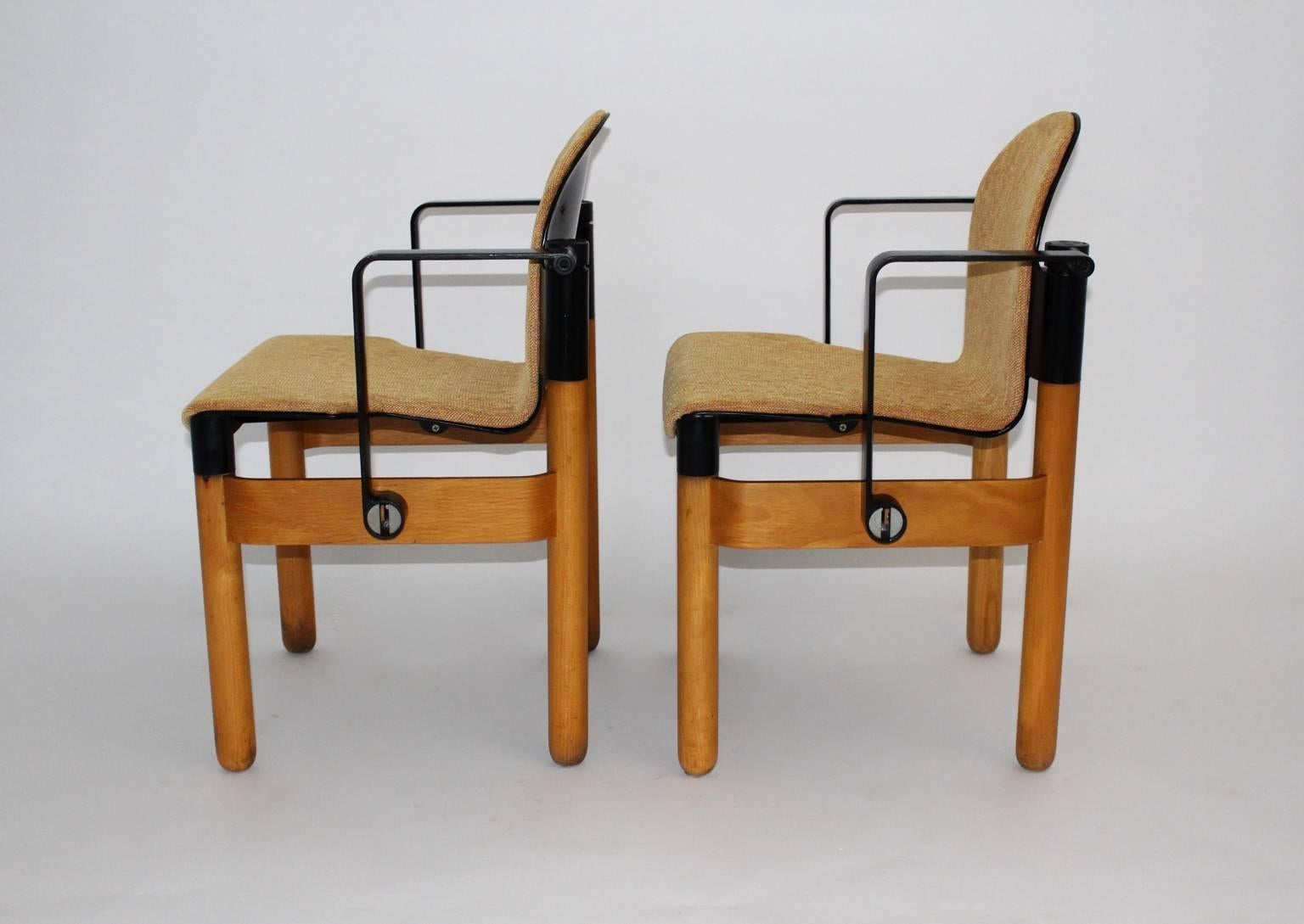 Sesselpaar, entworfen von Gerd Lange, 1973, Deutschland, hergestellt von Thonet.

Die Beine sind aus massivem Eschenholz, die Zarge ist aus Eschen-Bugholz.
Die Armlehnen sind aus schwarz lackiertem Aluminium gefertigt. Die Sitzfläche besteht aus