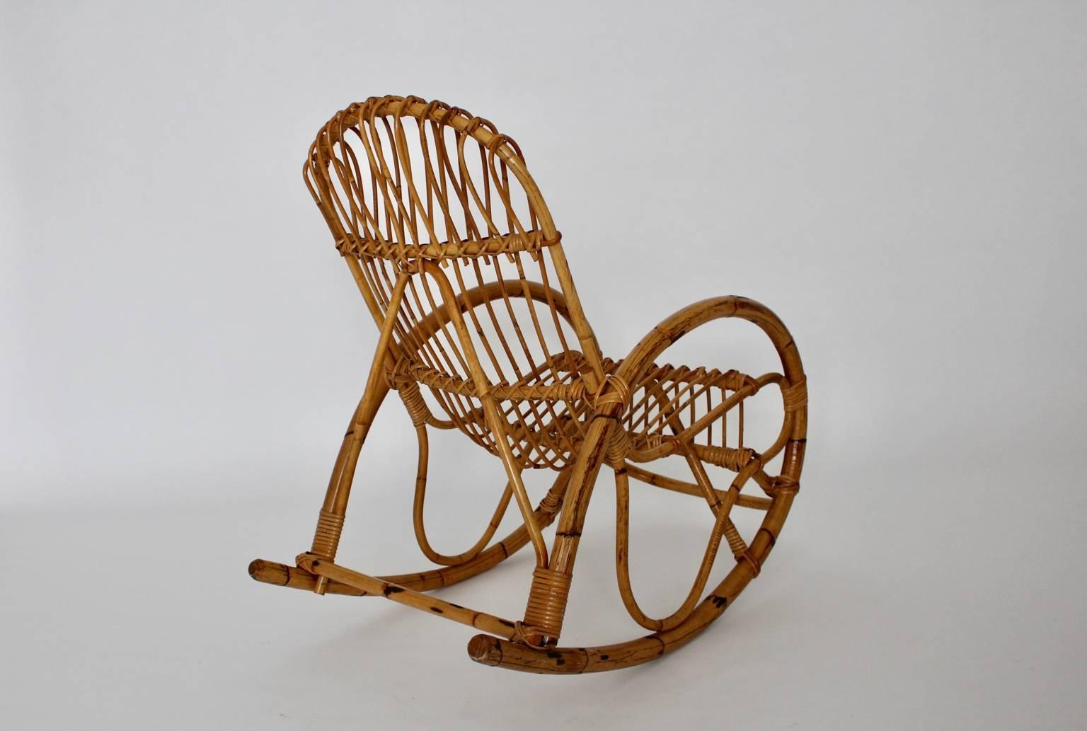 Mid-Century Modern Chaise à bascule vintage en rotin biologique et bambou de style Riviera, années 1960, Italie en vente