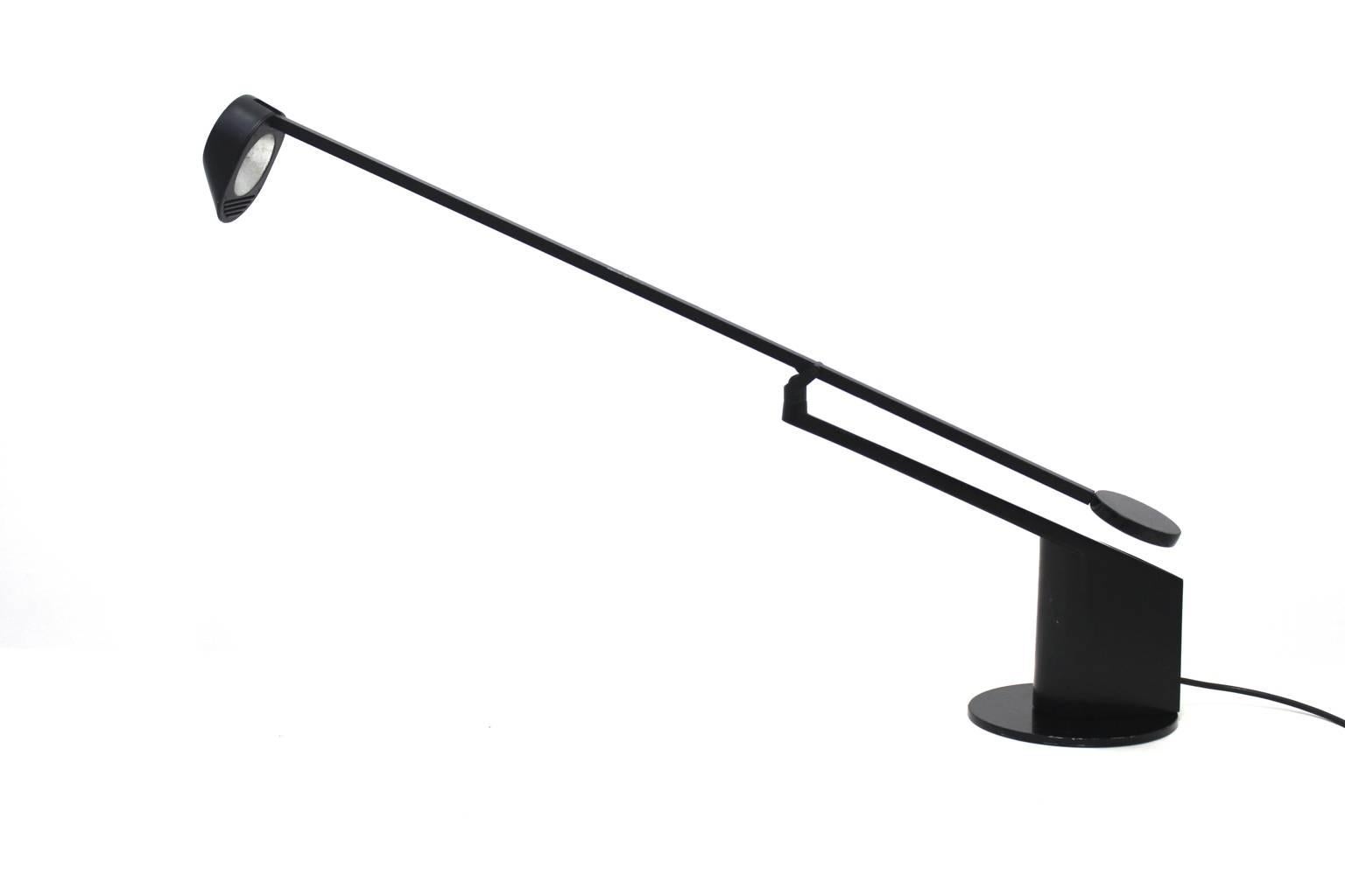 La lampada da tavolo modernista vintage nera Mod. La 4055 è stata progettata da Rodolfo Bonetto nel 1983 e prodotta da Sirrah, Imola.
Il corpo è in alluminio smaltato nero.
Inoltre, la lampada da tavolo è dotata di una base girevole. Il diametro -