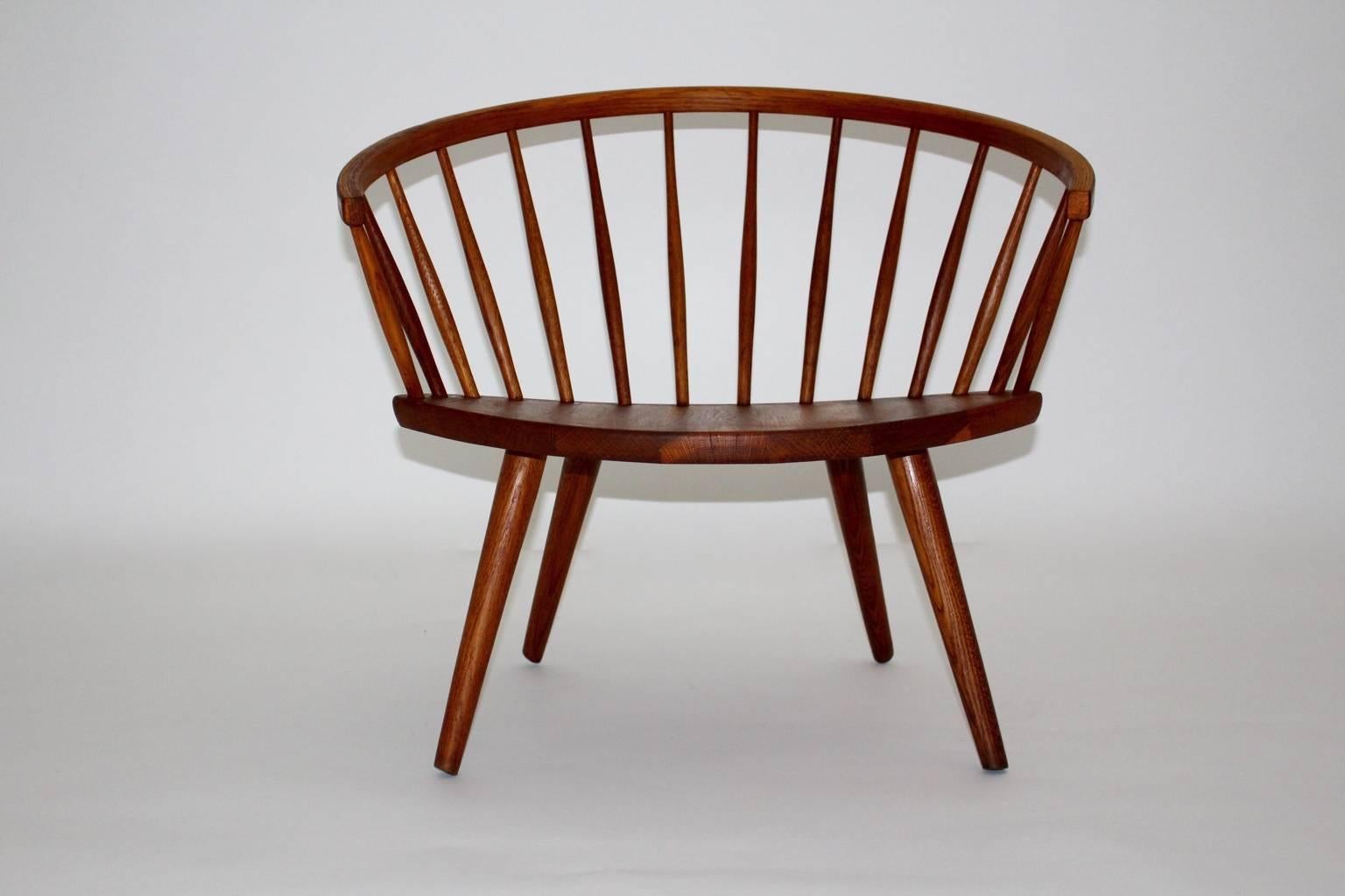 Skandinavischer moderner Sessel oder Sessel aus Eiche Modell Arka von Yngve Ekström 1955, Schweden.
Sein Design zeigt den berühmten schlichten Chic der skandinavischen Designer, der sich sehr gut in jede Einrichtung einfügt.
Der Sessel wurde