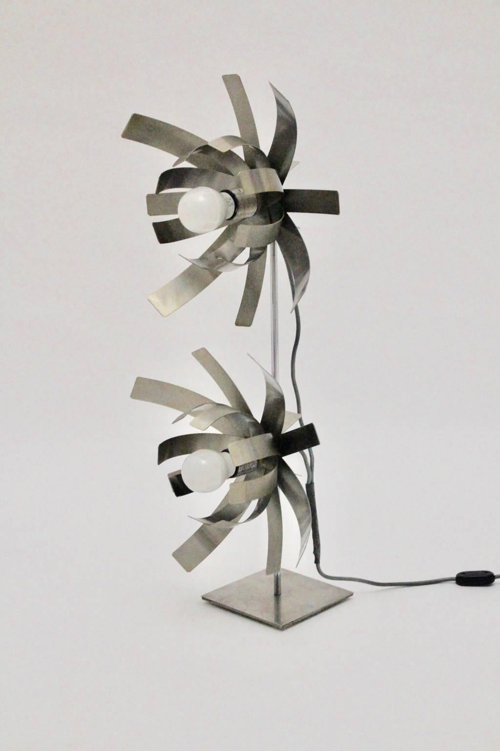 Cette lampe de table ou lampadaire vintage de l'ère spatiale a été conçue par Michel Boyer et fabriquée par la Gallery Oxar, Paris, dans les années 1970.
La lampe de table a été fabriquée en acier inoxydable.
En ce qui concerne les caractéristiques