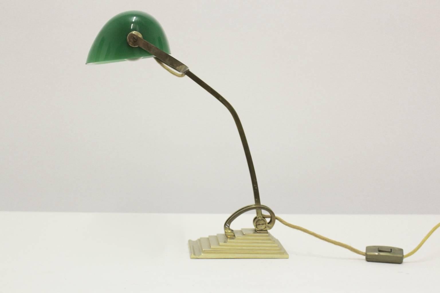 Allemand Lampe de bureau Horax vintage Jugendstil en laiton avec abat-jour en verre vert, vers 1910 en vente