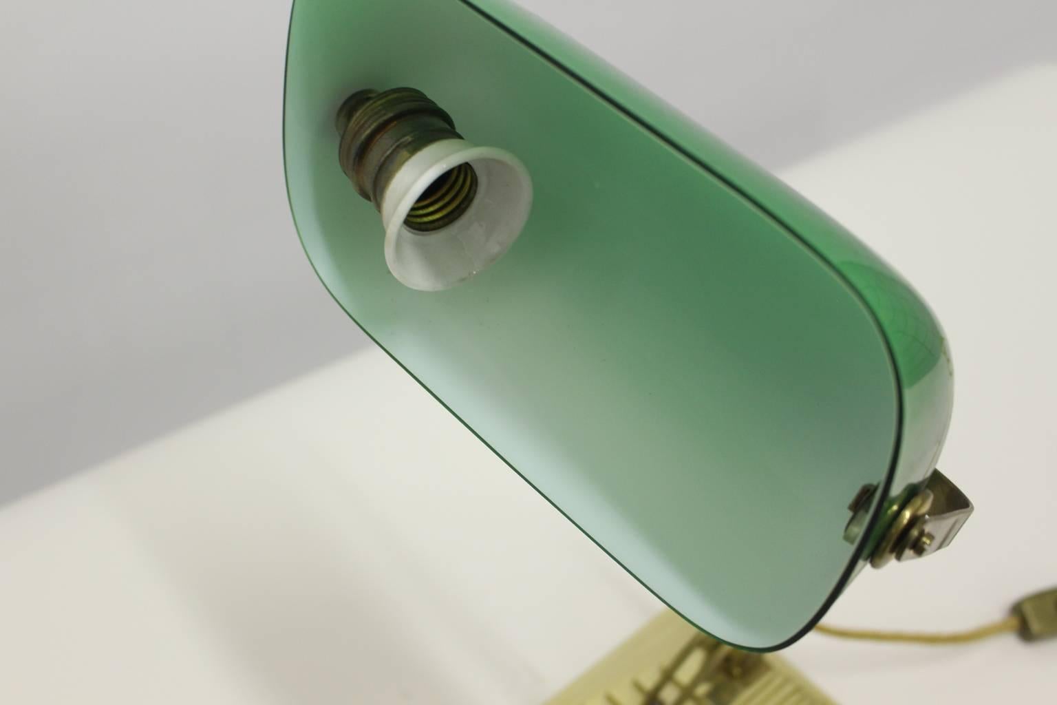 20ième siècle Lampe de bureau Horax vintage Jugendstil en laiton avec abat-jour en verre vert, vers 1910 en vente