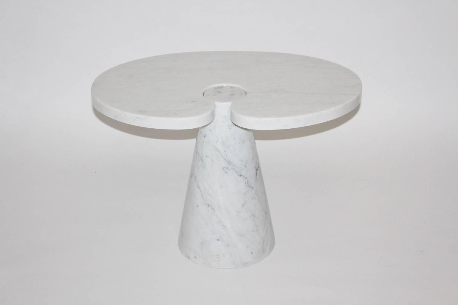 Carrara marble side table from the series Eros; designed by Angelo Mangiarotti 1970s and executed by Skipper, Italy.
The side table is labeled underneath the top with a paper label.

Very good condition.
All measures are approximate