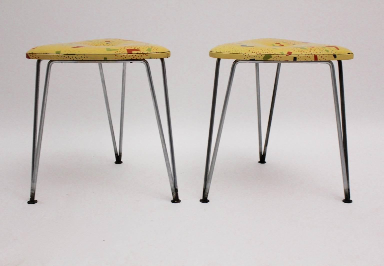 Coppia di sgabelli a tre gambe vintage del duo Mid Century Modern con base in metallo e plastica. 
Una fantastica coppia o duo di sgabelli con un rivestimento in plastica e una base in metallo.
Gli sgabelli presentano una seduta con rivestimento in