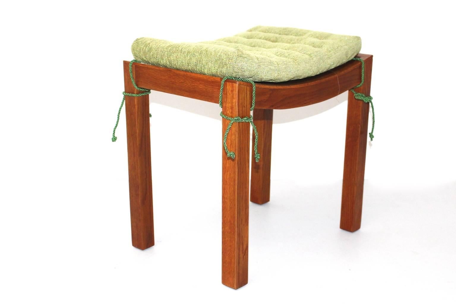 Art deco vintage Thonet stool or ottoman from solid oakwood designed and manufactured Vienna circa 1930.
A loose newly covered cushion with green high quality textile fabric, tops the stool.
 
Very good condition 